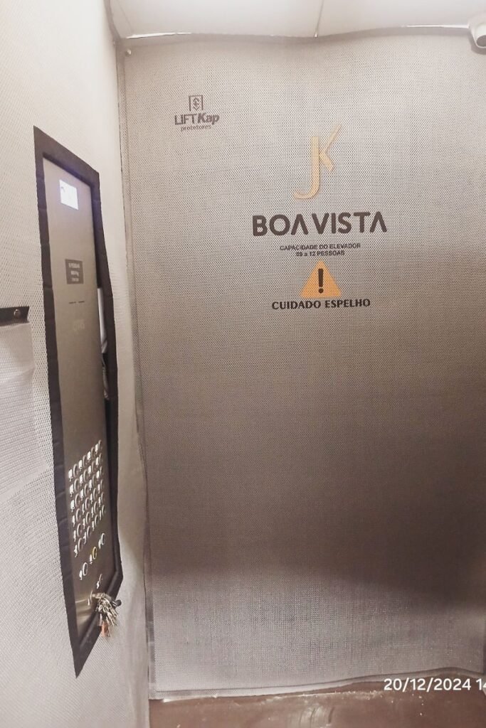 Capa protetora acolchoada para elevador LiftKap instalada pela Ecolti em Sorocaba.