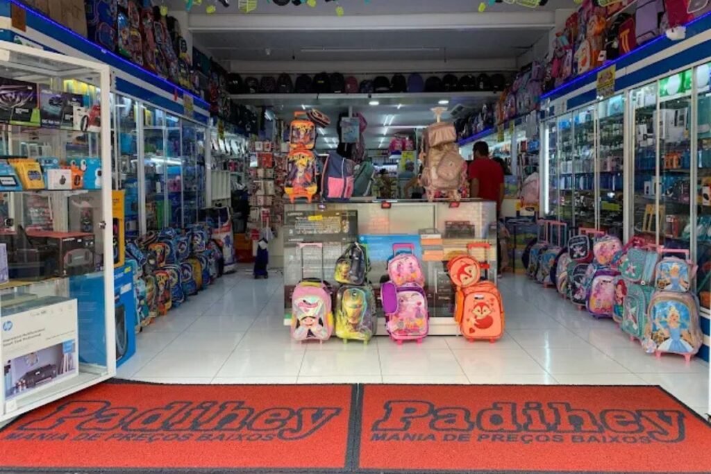 Dois tapetes de vinil personalizados na cor vermelha com o logotipo Padihey na entrada de uma loja de utilidades e mochilas em São Roque, SP.