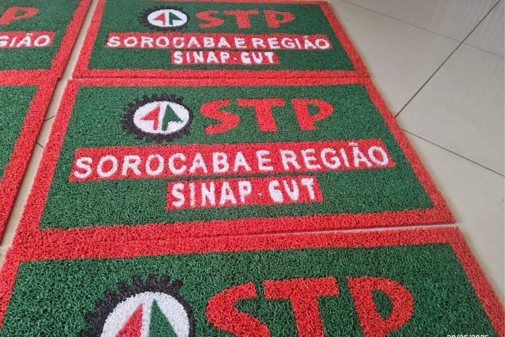 Tapetes de vinil personalizado Kapazi linha Gold verde e vermelho com logo do sindicato STP Sorocaba e Região produzidos pela Ecolti.